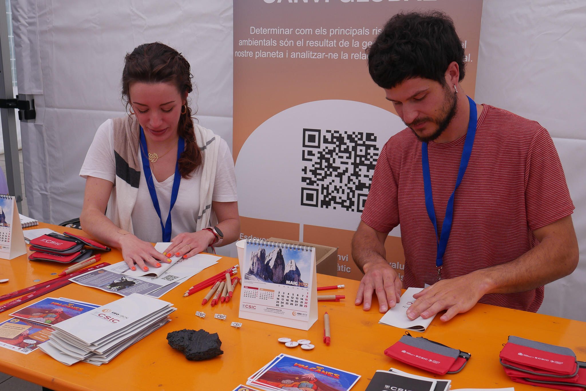 Marta López and Mario Benavente at the 'Fira d'empresas' organized by the University of Barcelona.