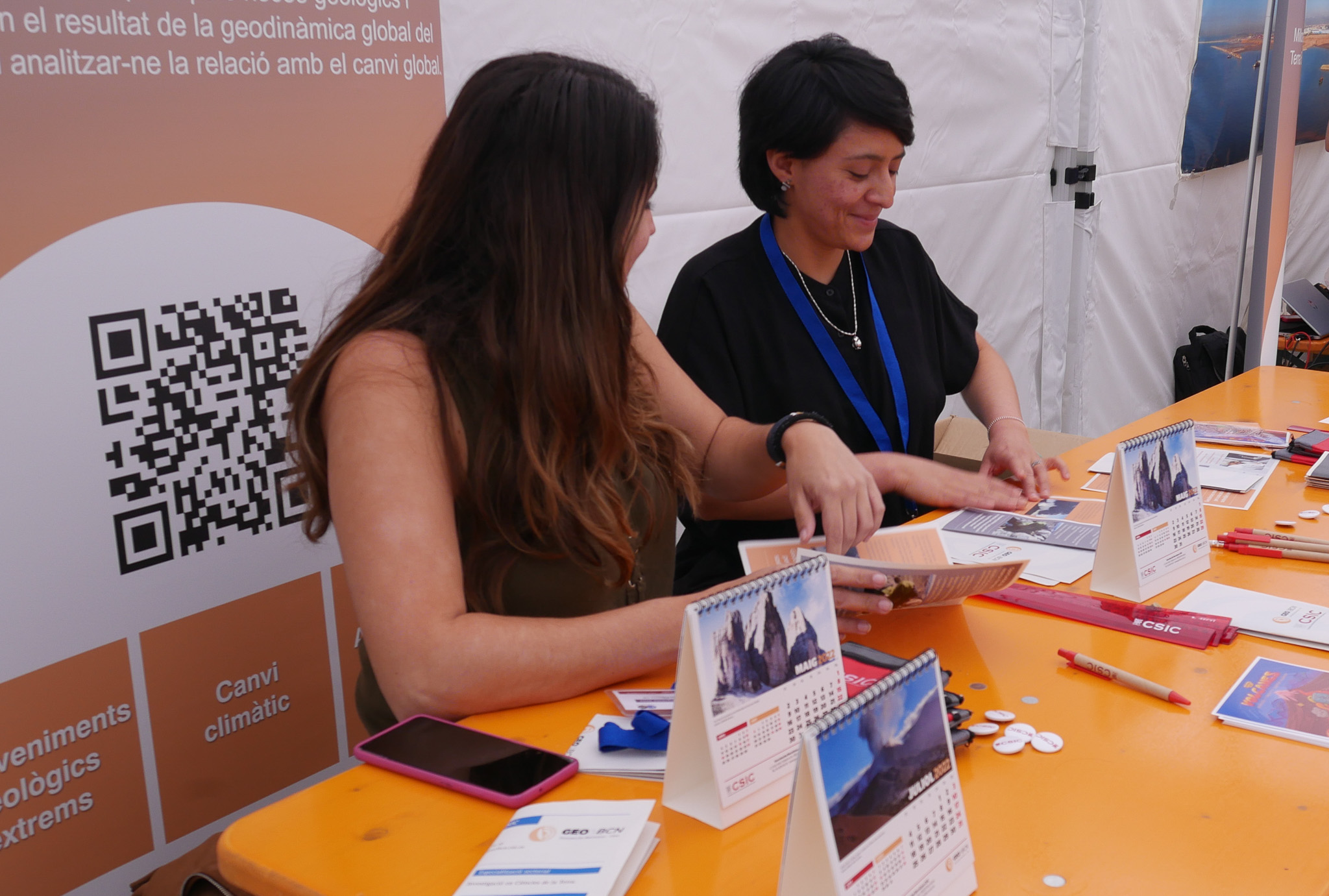 Estefanía Bravo and Erandi Rodríguez-Pérez at the 'Fira d'empresas' organized by the University of Barcelona.