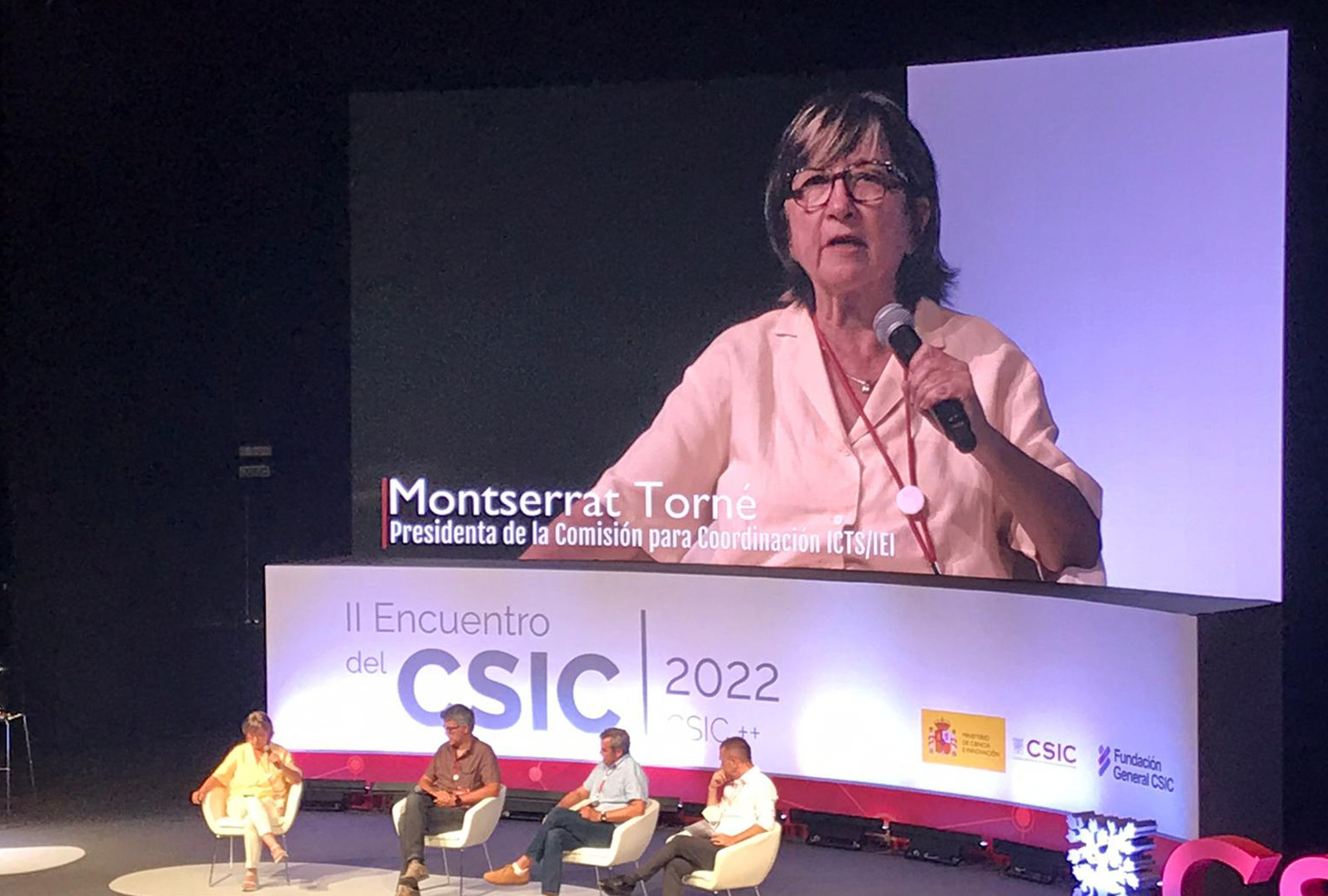 Montserrat Torné presenting at the II CSIC meeting 2022.